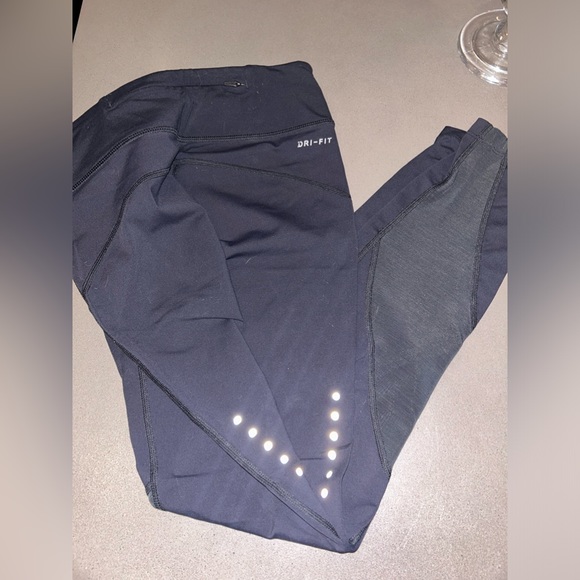 Woman’s Black Nike Dri-Fit leggings with mesh - Picture 3 of 4
